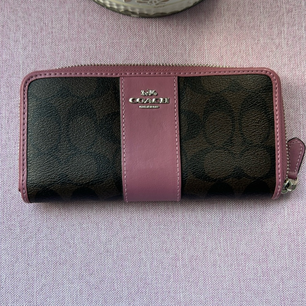 Authentic COACH wallet It has 12 credit card slots